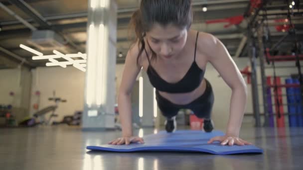 フィットネスコンセプト ジムで運動マットを押しているアジアの女性 4K分解能 — ストック動画