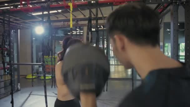 Fitness Konsepti Boks Seansı Için Antrenör Öğretmeniyle Yumruk Atmaya Hazır — Stok video