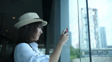 Tatil konsepti. Şehir manzarasının fotoğrafını çeken güzel bir kız. 4k Çözünürlüğü.