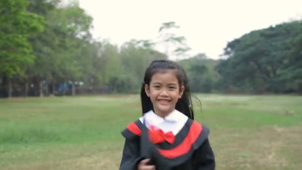 Conceitos Educacionais Uma Menina Vestindo Vestido Formatura Está Correndo Jardim — Vídeo de Stock