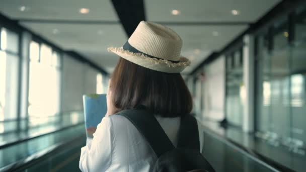 Conceito Férias Uma Menina Asiática Está Atravessando Escada Rolante Dentro — Vídeo de Stock