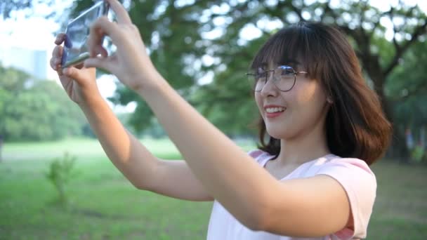 Concepto Vacaciones Una Chica Asiática Está Tomando Una Vista Natural — Vídeos de Stock