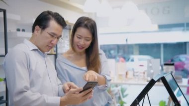 Optik dükkan konsepti. Bir çift mağazadan bardak alıyor. 4k Çözünürlüğü.