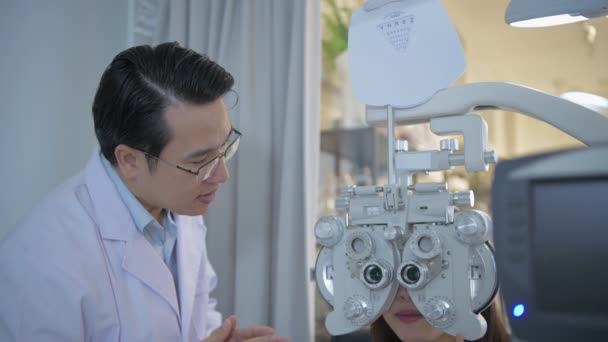 Concepto Tienda Óptica Oftalmólogo Está Examinando Los Ojos Del Paciente — Vídeo de stock
