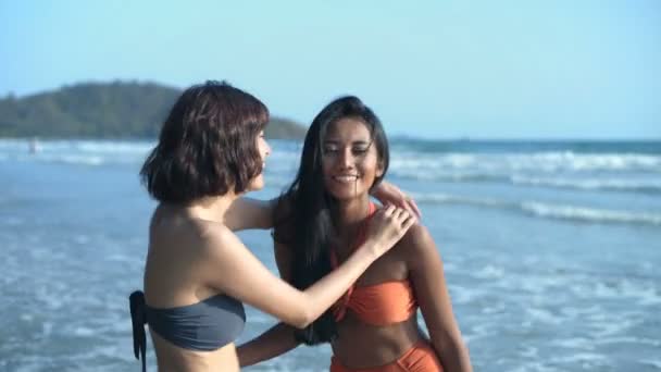 Σχέδιο Διακοπών Δύο Όμορφα Κορίτσια Μπικίνι Παίζουν Στην Παραλία Ανάλυση — Αρχείο Βίντεο