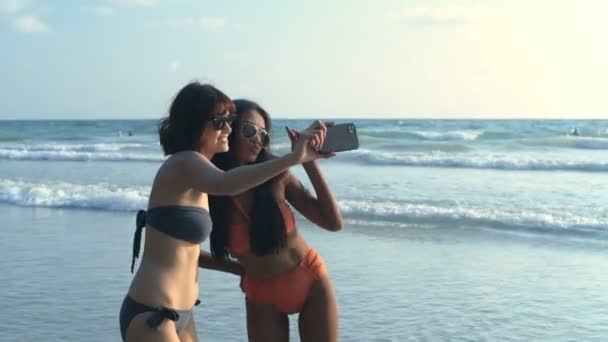 Concepto Vacaciones Dos Hermosas Mujeres Divierten Tomando Fotos Playa Resolución — Vídeos de Stock