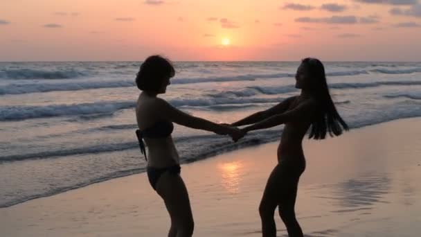 Concepto Vacaciones Silueta Dos Chicas Jugando Playa Atardecer Resolución — Vídeo de stock