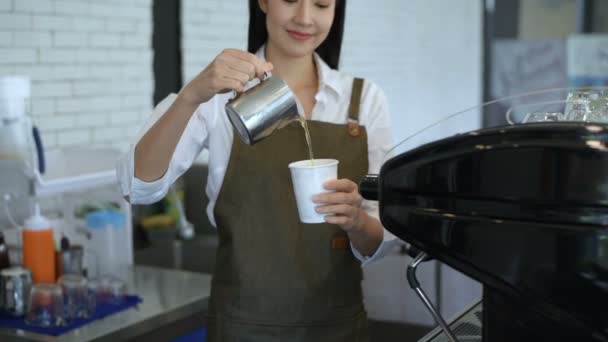 Conceito Cafetaria Garçonete Feminina Derramou Uma Bebida Jarro Copo Papel — Vídeo de Stock