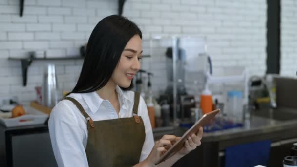 Kaffebar Koncept Det Kvindelige Personale Kontrollerer Produkterne Butikken Ved Hjælp – Stock-video