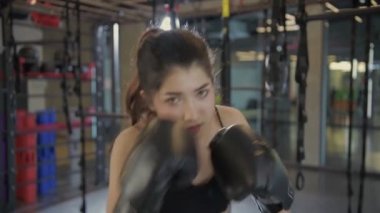 Fitness konsepti. Asyalı kadınlar spor salonunda boks yapar. 4k Çözünürlüğü.