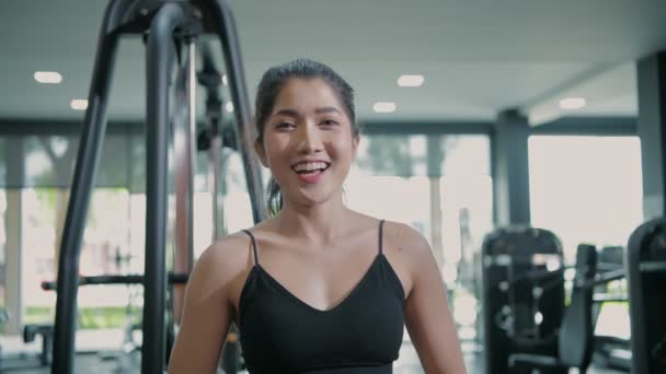 Concepto Fitness Mujer Joven Enseñando Ejercicio Gimnasio Frente Cámara Resolución — Vídeo de stock
