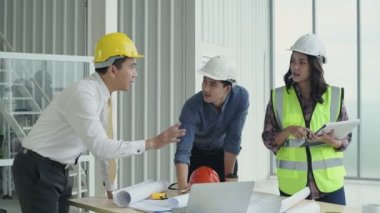 İş konsepti. Mühendisler bir toplantıda beyin fırtınası yapıyorlar. 4k Çözünürlüğü.