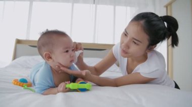 Aile kavramı. Anne bebeğin sümüğünü siliyor. 4k Çözünürlüğü.