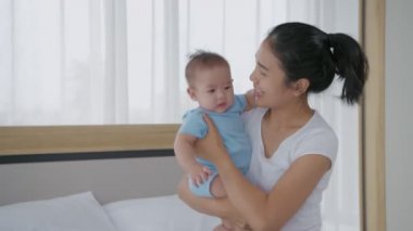 Aile kavramı. Anne kızını evde büyütüyor. 4k Çözünürlüğü.