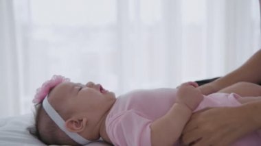 Aile kavramı. Bir anne kızını sevgiyle öptü. 4k Çözünürlüğü.