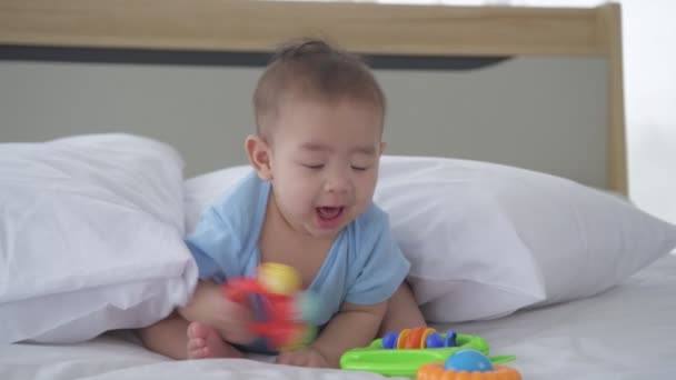 아기는 침대에서 장난감을 가지고 있습니다 결의문 — 비디오