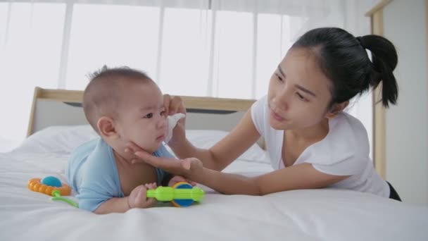 家庭概念 妈妈在擦婴儿身上的鼻涕 4K分辨率 — 图库视频影像