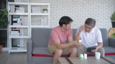 Aile kavramı. Baba ve oğul uyuşturucu kullanımı hakkında birlikte çalışıyorlar. 4k Çözünürlüğü.