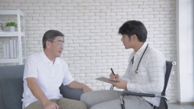 Sağlık konsepti. Doktor hastanın geçmişini kontrol ediyor. 4k Çözünürlüğü.