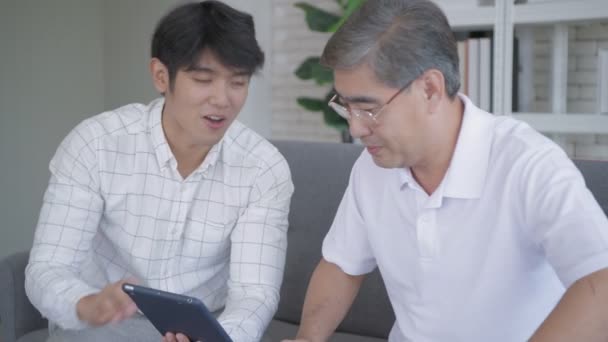 Business Concept Asian Men Presenting Work Tablets Resolution — Stock Video