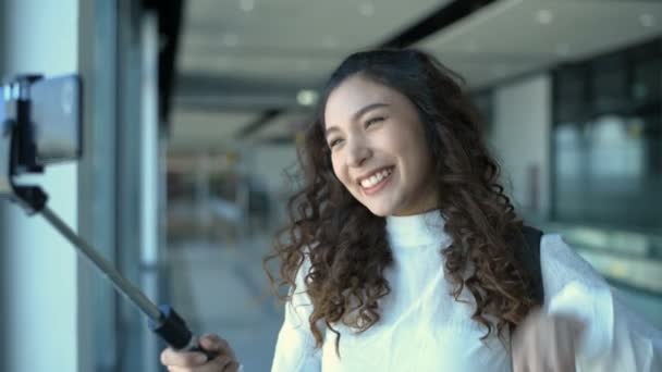 Reisekonzept Ein Mädchen Macht Fotos Der Kabine Flughafen Spielen Auflösung — Stockvideo