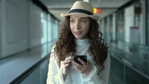 Concepto Viaje Una Chica Jugando Por Teléfono Mientras Viaja Aeropuerto — Vídeo de stock