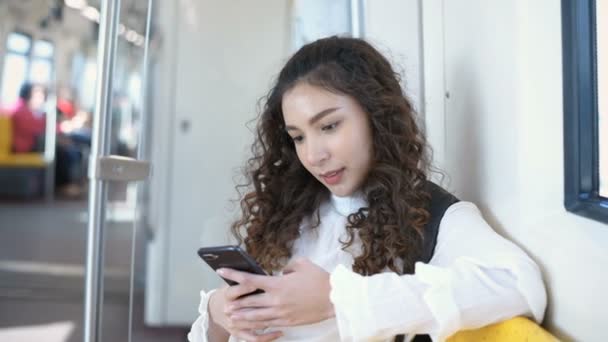 Conceito Viagem Uma Linda Garota Está Jogando Telefone Enquanto Viaja — Vídeo de Stock