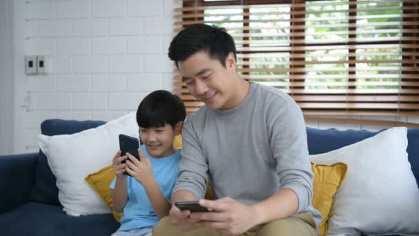Koncepcja Rodziny Ojciec Syn Bawią Się Telefonami Komórkowymi Domu Rozdzielczość — Wideo stockowe