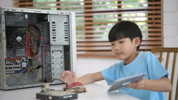 Concepto Educativo Niño Está Aprendiendo Reparar Ordenador Con Una Tableta — Vídeos de Stock