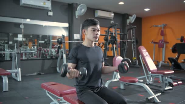 Concepto Fitness Jóvenes Asiáticos Levantando Pesas Gimnasio Resolución — Vídeos de Stock