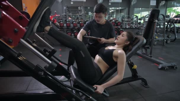 Fitness Konsepti Antrenör Spor Salonunda Egzersiz Yapan Asyalı Kadınlarla Ilgilenir — Stok video