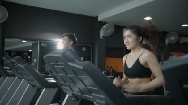 Fitness Konsepti Spor Salonunda Koşu Bandında Koşan Bir Sporcu Çözünürlüğü — Stok video