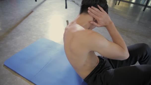 Koncept För Ändamålsenlighet Asiatiska Manliga Idrottare Sitter Upp Gymmet Upplösning — Stockvideo
