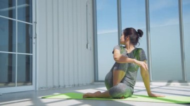 Egzersiz konsepti. Cam odada esneyen orta yaşlı kadınlar. 4k Çözünürlüğü.