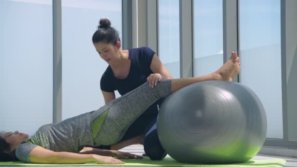Konsep Latihan Yang Bagus Pelatih Mengajarkan Yoga Berpose Gym Resolusi — Stok Video