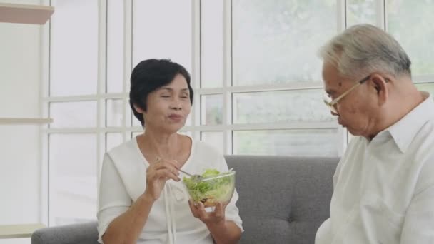 家庭概念 老两口快乐地吃蔬菜沙拉 4K分辨率 — 图库视频影像