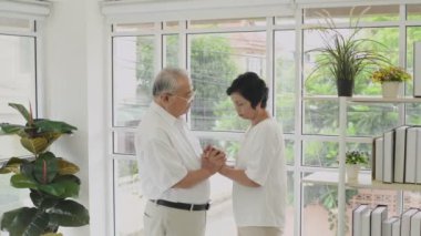 Aile kavramı. Koca, karısını evde avuttu. 4k Çözünürlüğü.