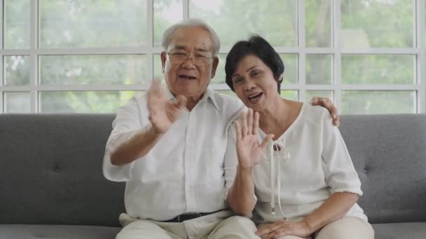 家庭概念 一对老夫妇在家里接受采访 4K分辨率 — 图库视频影像