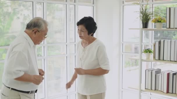 아시아 부부는 집에서 즐겁게 추었다 결의문 — 비디오