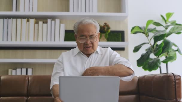 健康概念 一个用电脑和医生交流的亚洲老人 4K分辨率 — 图库视频影像