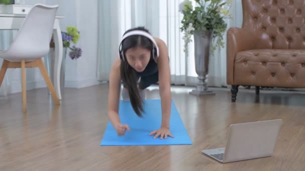 Практикуйте Концепцію Молоді Азіатські Жінки Займаються Фізичними Вправами Дивляться Комп — стокове відео
