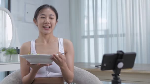 Concepto Ejercicio Mujer Joven Comiendo Ensalada Transmitiendo Vivo Móvil Casa — Vídeos de Stock