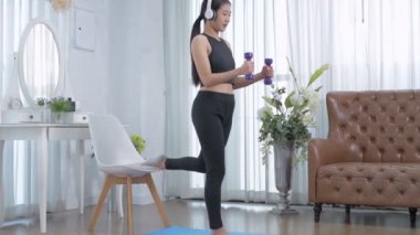 Sağlık konsepti. Genç kadın cep telefonundan canlı sebze salatası yapıyor. 4k Çözünürlüğü.