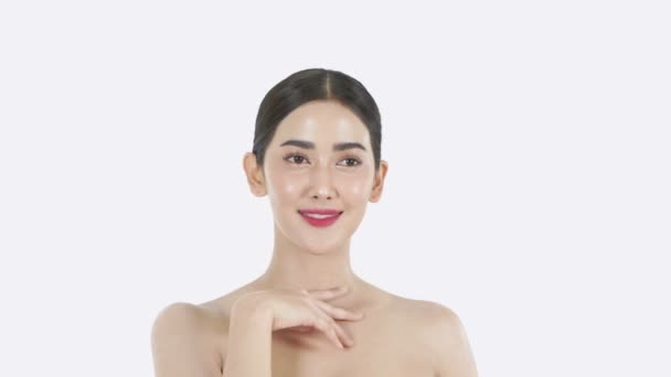 Beauty Konzept Ein Mädchen Streichelt Ihr Gesicht Auf Weißem Hintergrund — Stockvideo