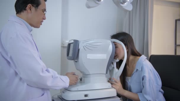 光学车间的概念 眼科医生建议病人测量他们的视力 4K分辨率 — 图库视频影像