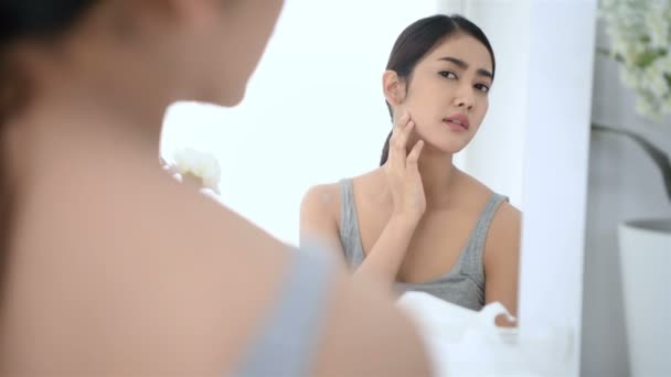 Concepto Belleza Chica Está Mirando Acné Cara Con Espejo Dormitorio — Vídeo de stock