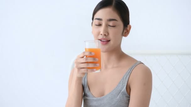 Conceptos Salud Chica Está Bebiendo Jugo Naranja Dormitorio Resolución — Vídeo de stock