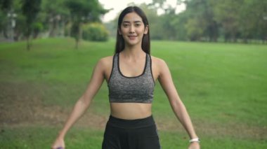 Tatil konsepti. Bahçede dambıl kaldırma alıştırması yapan genç kadınlar. 4k Çözünürlüğü.