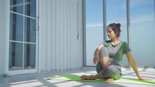 Концепция Упражнений Женщины Средних Лет Растягиваются Стеклянной Комнате Разрешение — стоковое видео
