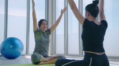 Egzersiz konsepti. Sporcular spor salonunda yoga yapıyor. 4k Çözünürlüğü.